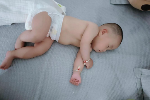 乐清三个月宝宝抬头不稳